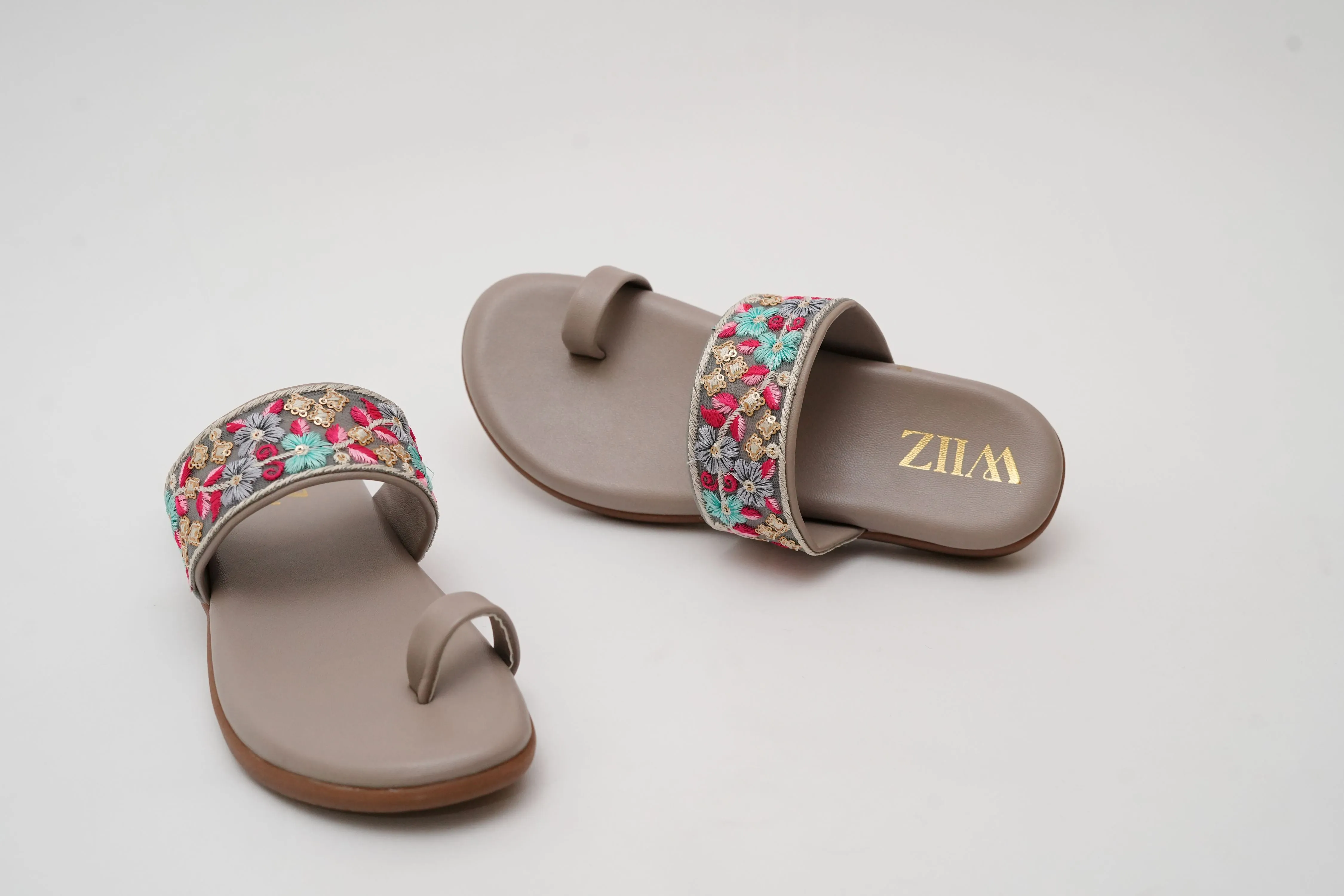 WIIZ WOMEN'S BEIGE SLIPPERS WITH MULTICOLOR EMBROIDERED STRAP