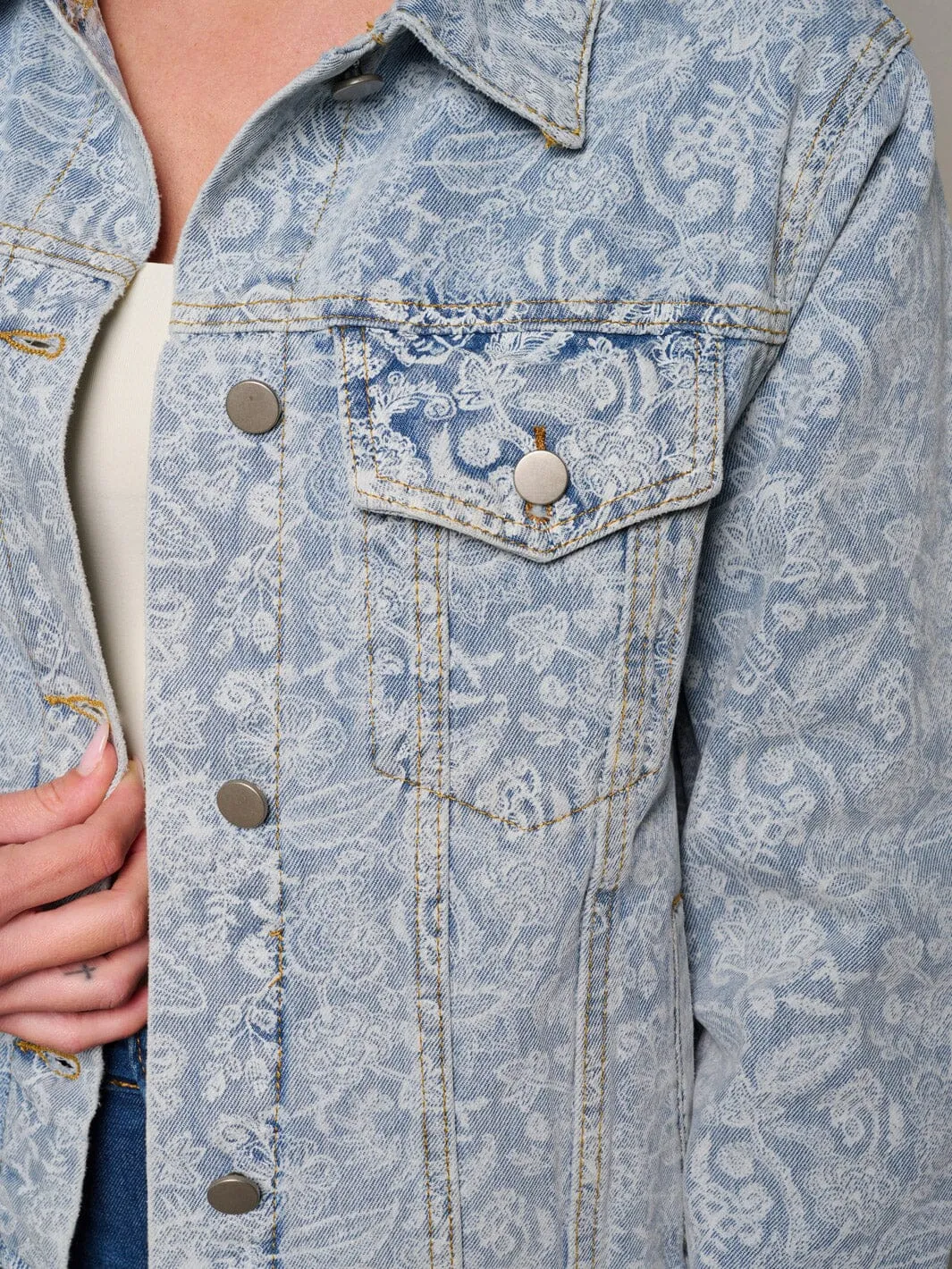 WOMEN'S LONG SLEEVE BUTTON CLOSURE FLORAL DENIM JACKET